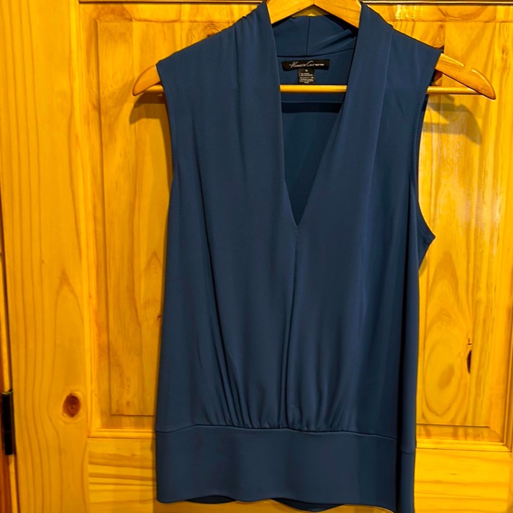 Kenneth Cole size Med. no sleeves